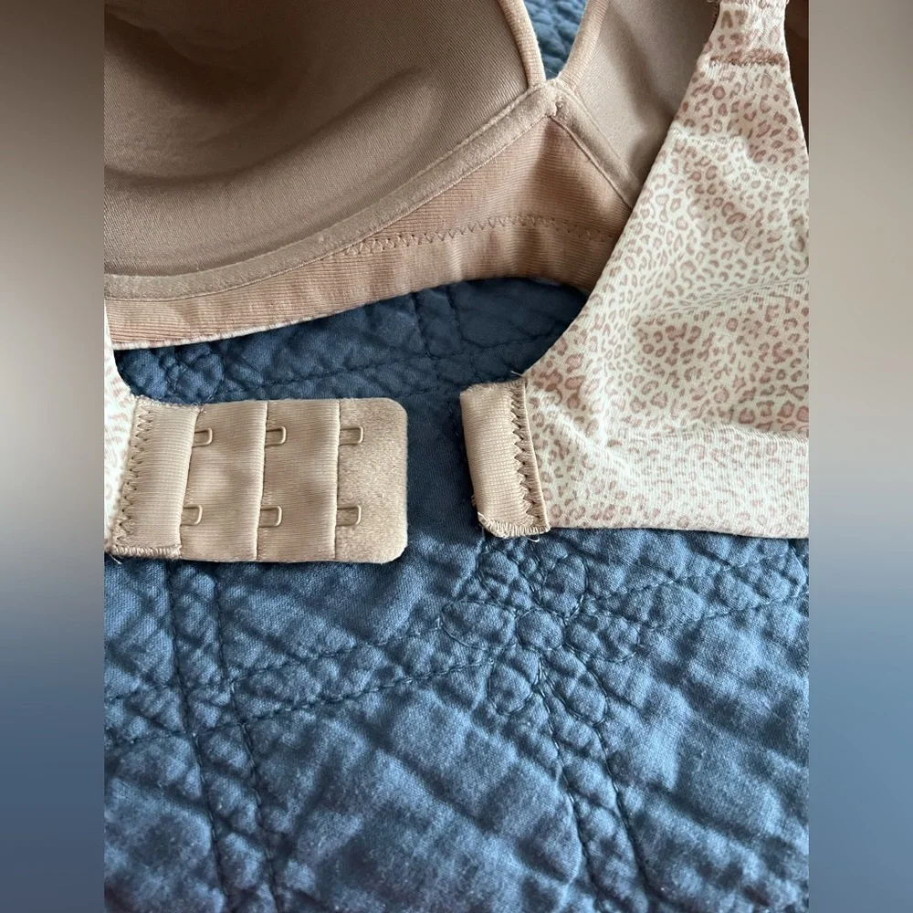 NWT Warners wireless bra. Size 40B. Nude beige animal print. - Picture 4 of 5